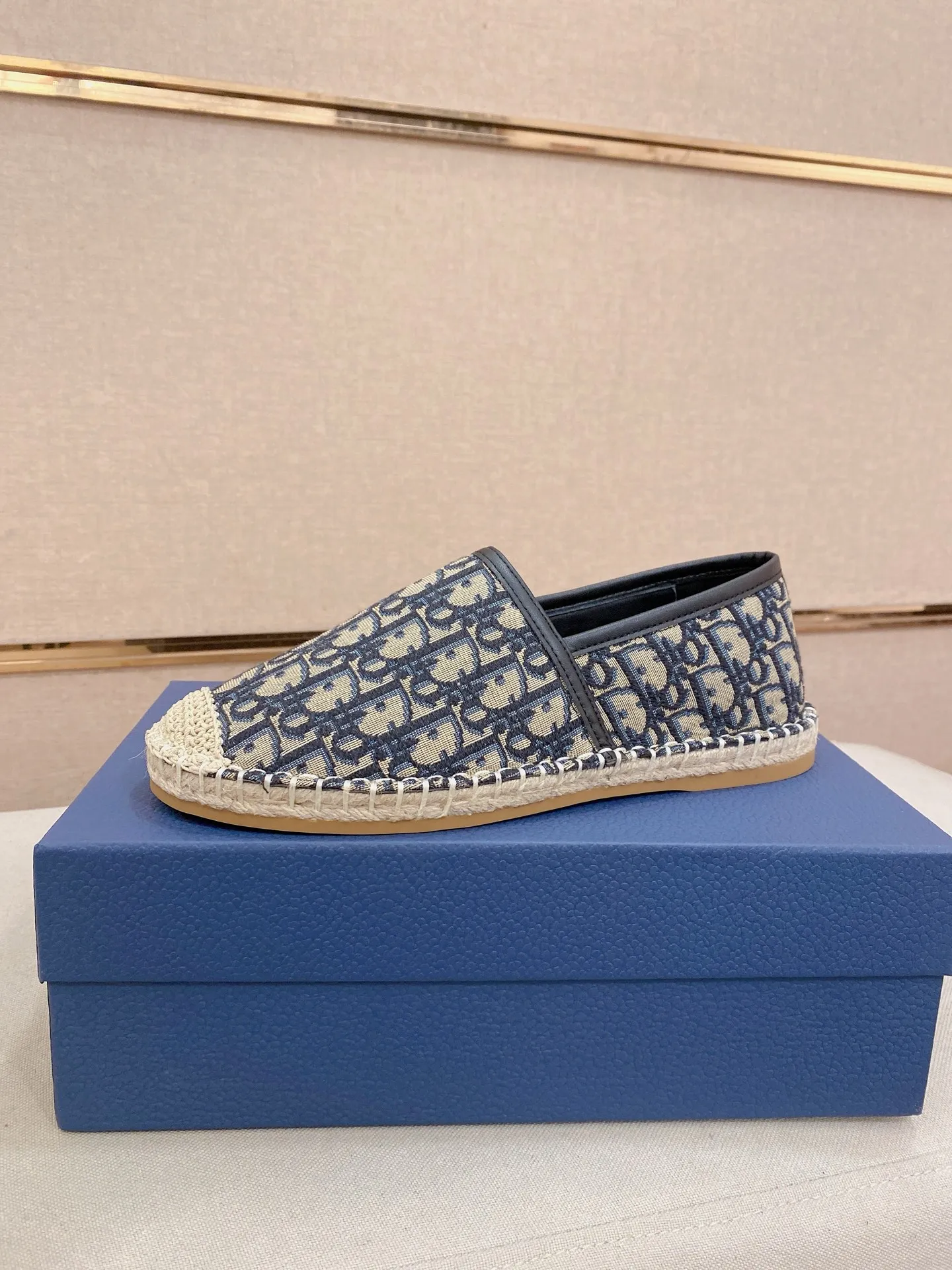 Factory price: 400💰High quality [Dior·Dior] 💫Men's latest slip-on Loaf casual shoes ✔️The original version is available at the counter simultaneously. 1:1 replica🏍️Fabrics: Italian imported fabrics, pure hand-drawn threads, raw rubber breathable and non-slip outsole, lining breathable and comfortable lambskin, 100% comfortable density, original rubber outsole wear-resistant ✔️Code number: 38-44, you deserve it, (Note: 37, 45, 46 can be customized, non-refundable and non-exchangeable)